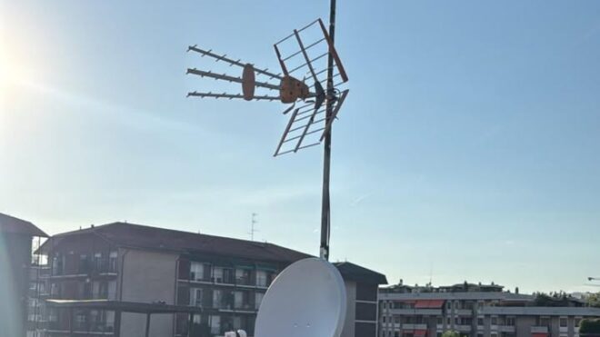 Palo piegato dal maltempo sostituito in condominio a Milano...