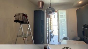 💡 Lampadario di design spostato e orologio fissato a parete...